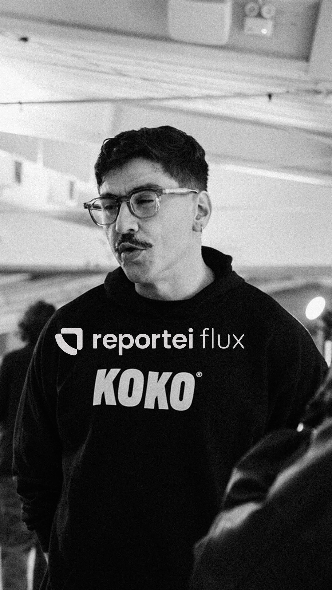 Video by Agência Koko | Conteúdo B2B on August 13, 2026. May be a black-and-white image of one or more people, eyeglasses, fleece, parka, s